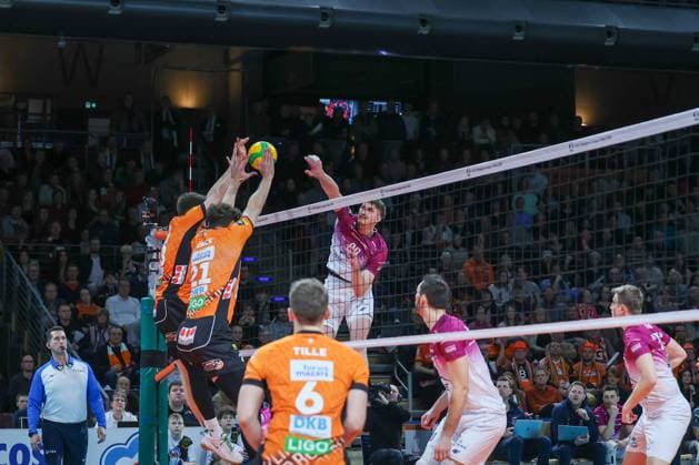 Ruben Schott (BR Volleys, 13) und Tobias Krick (BR Volleys, 21)wehren gemeinsam den Ball ab, von derLinus Weber (PGE Projekt Warschau, 20), BRVolleys vs PGE Projekt Warschau n, Champions League , 2025_01_29 Berlin Berlin Land Copyright: xFootxBowl ThomasxSobotzkix