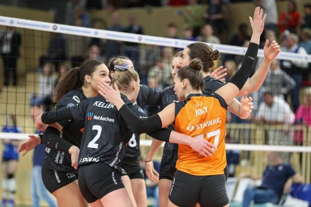 Wiesbaden, Deutschland 29. Januar 2025: 1. VBL - Frauen - 2024 2025 - VC Wiesbaden vs. Ladies in Black Aachen Im Bild: Jasmine Rivest (Ladies in Black Aachen, 11), Luisa Keller (Ladies in Black Aachen, 2), Kacey Jost (Ladies in Black Aachen, 17), Jubel nach einem gewonnenen Punkt, Halle am Platz der deutschen Einheit Berlin Copyright: xFotostandx xUlrichxScherbaumx