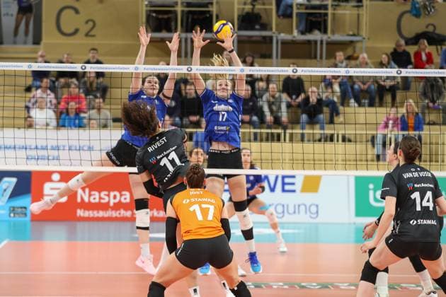 Wiesbaden, Deutschland 29. Januar 2025: 1. VBL - Frauen - 2024 2025 - VC Wiesbaden vs. Ladies in Black Aachen Im Bild: Jasmine Rivest (Ladies in Black Aachen, 11), Rachel Gomez (VC Wiesbaden, 17) Halle am Platz der deutschen Einheit Berlin Copyright: xFotostandx xUlrichxScherbaumx