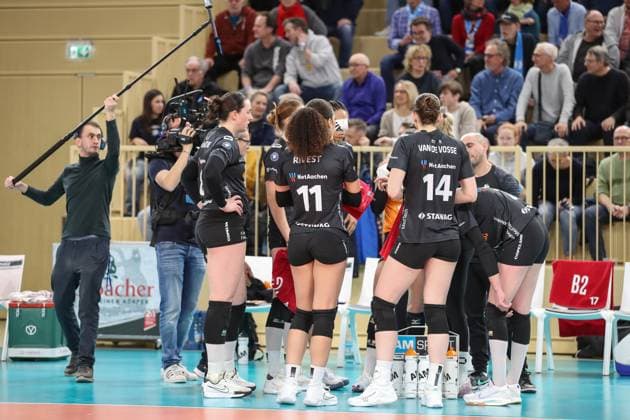 Wiesbaden, Deutschland 29. Januar 2025: 1. VBL - Frauen - 2024 2025 - VC Wiesbaden vs. Ladies in Black Aachen Im Bild: die Spielerinnen von Ladies in Black Aachen, bei der Besprechung in der Unterbrechung des Spiels, Halle am Platz der deutschen Einheit Berlin Copyright: xFotostandx xUlrichxScherbaumx