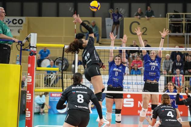 Wiesbaden, Deutschland 29. Januar 2025: 1. VBL - Frauen - 2024 2025 - VC Wiesbaden vs. Ladies in Black Aachen Im Bild: Jasmine Rivest (Ladies in Black Aachen, 11), Celine Jebens (VC Wiesbaden, 11), Rachel Gomez (VC Wiesbaden, 17), Halle am Platz der deutschen Einheit Berlin Copyright: xFotostandx xUlrichxScherbaumx