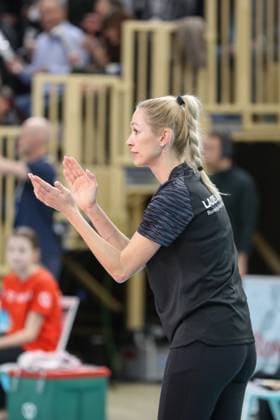 Wiesbaden, Deutschland 29. Januar 2025: 1. VBL - Frauen - 2024 2025 - VC Wiesbaden vs. Ladies in Black Aachen Im Bild: Trainerin Mareike Hindriksen ( Ladies in Black Aachen) gestikuliert auf dem Spielfeld. Halle am Platz der deutschen Einheit Berlin Copyright: xFotostandx xUlrichxScherbaumx