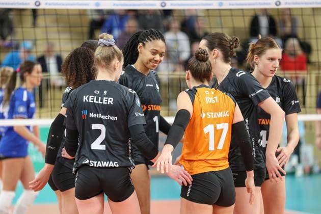 Wiesbaden, Deutschland 29. Januar 2025: 1. VBL - Frauen - 2024 2025 - VC Wiesbaden vs. Ladies in Black Aachen Im Bild: die Spielerinnen von Ladies in Black Aachen, Halle am Platz der deutschen Einheit Berlin Copyright: xFotostandx xUlrichxScherbaumx