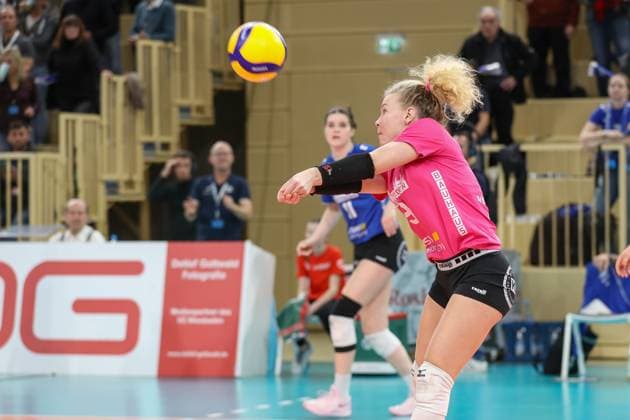 Wiesbaden, Deutschland 29. Januar 2025: 1. VBL - Frauen - 2024 2025 - VC Wiesbaden vs. Ladies in Black Aachen Im Bild: Rene Sain (VC Wiesbaden, 9), bei der Ballannahme, Halle am Platz der deutschen Einheit Berlin Copyright: xFotostandx xUlrichxScherbaumx