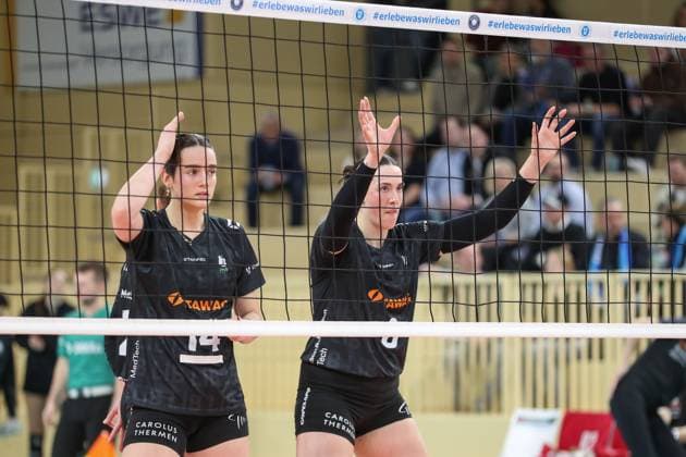 Wiesbaden, Deutschland 29. Januar 2025: 1. VBL - Frauen - 2024 2025 - VC Wiesbaden vs. Ladies in Black Aachen Im Bild: Nicole van de Vosse (Ladies in Black Aachen, 14), Cara McKenzie (Ladies in Black Aachen, 8), am Netz, Halle am Platz der deutschen Einheit Berlin Copyright: xFotostandx xUlrichxScherbaumx