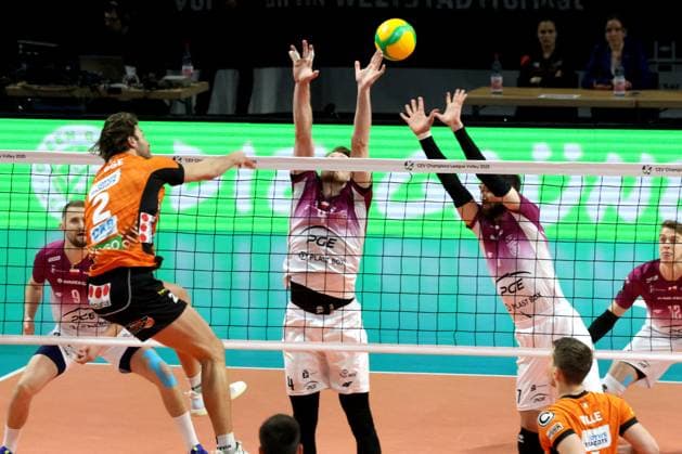 DEU, CEV Champions League, BR Volleys vs. Projekt WARSZAWA, 29.01.2025, Max-Schmeling-Halle, Berlin, DEU, CEV Champions League, BR Volleys vs. Projekt WARSZAWA, im Bild Matthew Knigge (BR Volleys 2), Kochanowski Jakub (Projekt WARSZAWA 4), TILLIE Kevin (Projekt WARSZAWA 7) Foto: Juergen Engler nordphoto GmbH