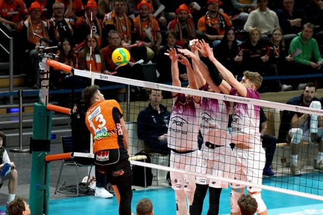 DEU, CEV Champions League, BR Volleys vs. Projekt WARSZAWA, 29.01.2025, Max-Schmeling-Halle, Berlin, DEU, CEV Champions League, BR Volleys vs. Projekt WARSZAWA, im Bild Ruben Schott (BR Volleys 13), w3 , FIRLEJ Jan (Projekt WARSZAWA 5), FIRLEJ Jan (Projekt WARSZAWA 5) Foto: Juergen Engler nordphoto GmbH