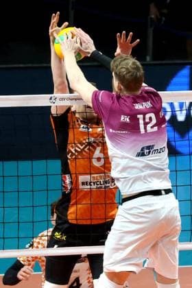 DEU, CEV Champions League, BR Volleys vs. Projekt WARSZAWA, 29.01.2025, Max-Schmeling-Halle, Berlin, DEU, CEV Champions League, BR Volleys vs. Projekt WARSZAWA, im Bild Johannes Tille (BR Volleys 6), SZALPUK Arturx (Projekt WARSZAWA 12) Foto: Juergen Engler nordphoto GmbH