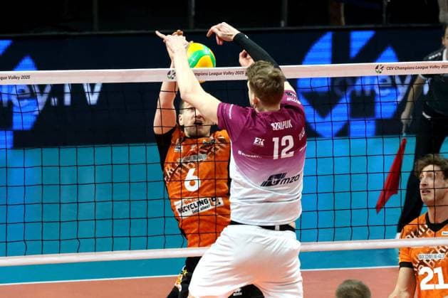 DEU, CEV Champions League, BR Volleys vs. Projekt WARSZAWA, 29.01.2025, Max-Schmeling-Halle, Berlin, DEU, CEV Champions League, BR Volleys vs. Projekt WARSZAWA, im Bild Johannes Tille (BR Volleys 6), SZALPUK Arturx (Projekt WARSZAWA 12) Foto: Juergen Engler nordphoto GmbH