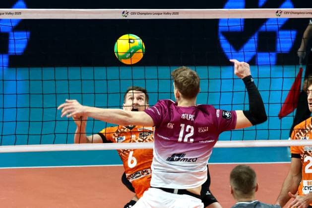 DEU, CEV Champions League, BR Volleys vs. Projekt WARSZAWA, 29.01.2025, Max-Schmeling-Halle, Berlin, DEU, CEV Champions League, BR Volleys vs. Projekt WARSZAWA, im Bild Johannes Tille (BR Volleys 6), SZALPUK Arturx (Projekt WARSZAWA 12) Foto: Juergen Engler nordphoto GmbH