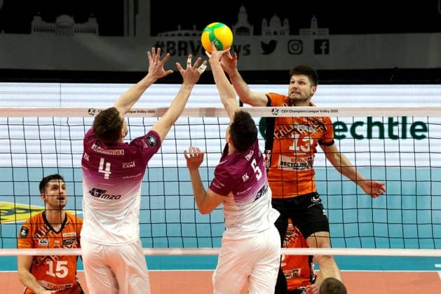 DEU, CEV Champions League, BR Volleys vs. Projekt WARSZAWA, 29.01.2025, Max-Schmeling-Halle, Berlin, DEU, CEV Champions League, BR Volleys vs. Projekt WARSZAWA, im Bild Ruben Schott (BR Volleys 13), Kochanowski Jakub (Projekt WARSZAWA 4), FIRLEJ Jan (Projekt WARSZAWA 5) Foto: Juergen Engler nordphoto GmbH