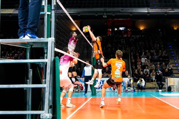 Johannes Tille (BR Volleys, 06) wehrt den Ball ab, +02BBR schuat zu.BRVolleys vs PGE Projekt Warschau n, Champions League , 2025_01_29 Berlin Berlin Land Copyright: xFootxBowl ThomasxSobotzkix
