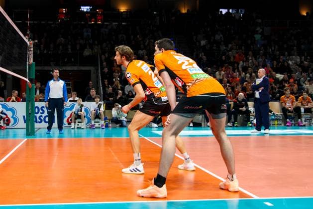Matthew Knigge (BR V olleys, 02)und Jake Hanes (BR Volleys, 22) warten auf den Aufschlag der Polen, BRVolleys vs PGE Projekt Warschau n, Champions League , 2025_01_29 Berlin Berlin Land Copyright: xFootxBowl ThomasxSobotzkix