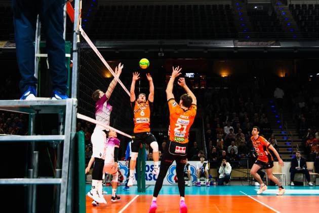 Johannes Tille (BR Volleys, 06) mit dem Zuspiel auf Tobias Krick (BR Volleys, 21), BRVolleys vs PGE Projekt Warschau n, Champions League , 2025_01_29 Berlin Berlin Land Copyright: xFootxBowl ThomasxSobotzkix