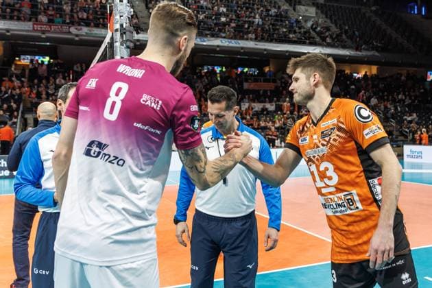 29.01.2025, Berlin, Volleyball: CEV Champions League, Maenner, Spieltag 6, BR Volleys gegen PGE Projekt Warschau, Max-Schmeling-Halle. Berlins Ruben Schott (r) begruesst Andrzej Wrona von PGE Projekt Warschau in der Halle. BR Volleys - PGE Projekt Warschau
