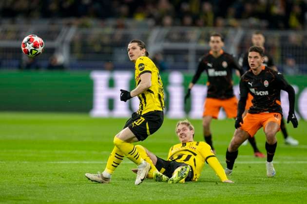 29.01.2025, Borussia Dortmund - Schachtar Donezk, UEFA Champions League, 8. Spieltag: Dortmunds Marcel Sabitzer (l) und Dortmunds Julian Brandt kämpfen um den Ball. Copyright: xDavidxInderliedx