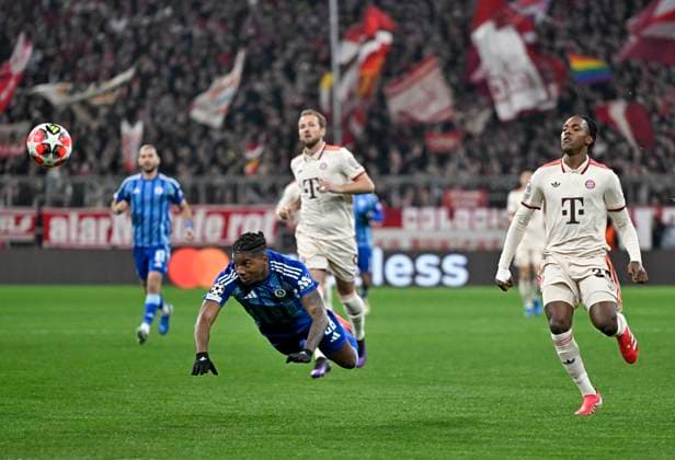 29.01.2025, Fussball UEFA Championsleague 2024 2025: 8.Spieltag, FC Bayern München - Slovan Bratislava, in der Allianz-Arena München. v.l. Cesar Blackman (Slovan Bratislava) gegen Mathys Tel (Bayern München)