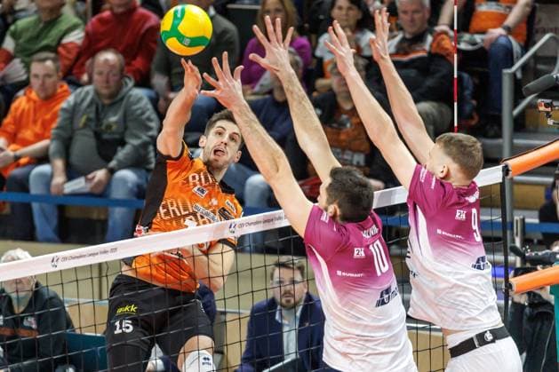 29.01.2025, Berlin, Volleyball: CEV Champions League, Maenner, Spieltag 6, BR Volleys gegen PGE Projekt Warschau, Max-Schmeling-Halle. Berlins Moritz Reichert (l-r) spielt den Ball gegen den Block aus Yuriy Semenyuk und Bartlomiej BolÄÖdz von PGE Projekt Warschau. BR Volleys - PGE Projekt Warschau