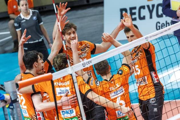 29.01.2025, Berlin, Volleyball: CEV Champions League, Maenner, Spieltag 6, BR Volleys gegen PGE Projekt Warschau, Max-Schmeling-Halle. Spieler der Berlin Volleys jubeln. BR Volleys - PGE Projekt Warschau