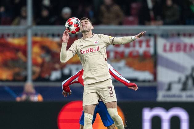 Cesar Azpilicueta in a header battle during UEFA Champions league match, Red Bull Salzburg - Atletico Madrid , 29. january 2025, Red Bull Arena, Salzburg, Austria Copyright: xMICHALxFAJT,ZOSPORTU.SKx FAJ_0639