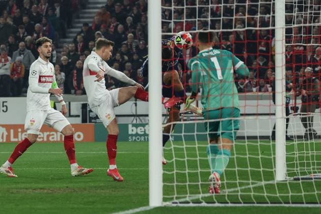 Stuttgart 29. January 2025 Uefa Champions League phase 2024 25 Matchday 8, VFB Stuttgart - Paris Saint Germain v.l., Bradley Barcola (Paris Saint-Germain) köpfte das Tor zum 0:1, Torwart Fabian Breddlow (VFB Stuttgart) Copyright: JoaquimxFerreira