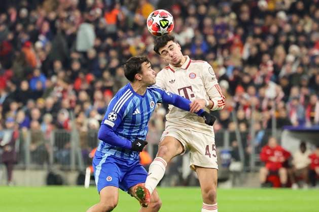 David Strelec (SK Slovan Bratislava) und Aleksandar Pavlovic (FC Bayern München) kaempfen um den Ball, UEFA Champions League 2024 25 League Phase MD8, FC Bayern München v SK Slovan Bratislava, Allianz Arena am 29. January 2025 in München, Deutschland. (Foto von Marco Steinbrenner DeFodi Images) David Strelec (SK Slovan Bratislava) und Aleksandar Pavlovic (FC Bayern München) battle for the ball, UEFA Champions League 2024 25 League Phase MD8, FC Bayern München v SK Slovan Bratislava, Allianz Arena, January 29, 2025 in Munich, Germany. (Photo by Marco Steinbrenner DeFodi Images) Defodi-700_muenchen_bratis_20250129_019