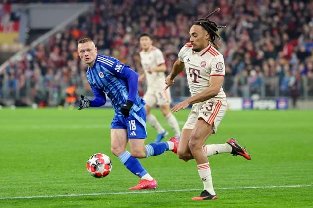 Nino Marcelli (SK Slovan Bratislava) und Sacha Boey (FC Bayern Muenchen) kaempfen um den Ball, UEFA Champions League 2024 25 League Phase MD8, FC Bayern München v SK Slovan Bratislava, Allianz Arena am 29. January 2025 in München, Deutschland. (Foto von Marco Steinbrenner DeFodi Images) Nino Marcelli (SK Slovan Bratislava) und Sacha Boey (FC Bayern Muenchen) battle for the ball, UEFA Champions League 2024 25 League Phase MD8, FC Bayern München v SK Slovan Bratislava, Allianz Arena, January 29, 2025 in Munich, Germany. (Photo by Marco Steinbrenner DeFodi Images) Defodi-700_muenchen_bratis_20250129_020