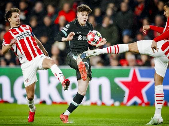 EINDHOVEN - (l-r) Olivier Boscagli of PSV Eindhoven and James McConnell of Liverpool FC during the UEFA Champions League match between PSV Eindhoven and Liverpool FC at Phillips Stadium on Jan. 29, 2025 in Eindhoven, Netherlands. ANP ROBIN VAN LONKHUIJSEN UEFA Champions League 2024 25 League Phase MD8 2024 25 xVIxANPxSportx xxANPxIVx 518653972 originalFilename: 518653972.jpg