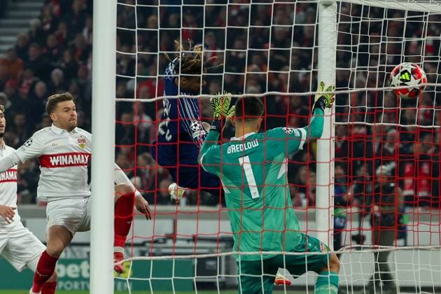 Stuttgart 29. January 2025 Uefa Champions League phase 2024 25 Matchday 8, VFB Stuttgart - Paris Saint Germain v.l., Bradley Barcola (Paris Saint-Germain) köpfte das Tor zum 0:1, Torwart Fabian Breddlow (VFB Stuttgart) Copyright: JoaquimxFerreira
