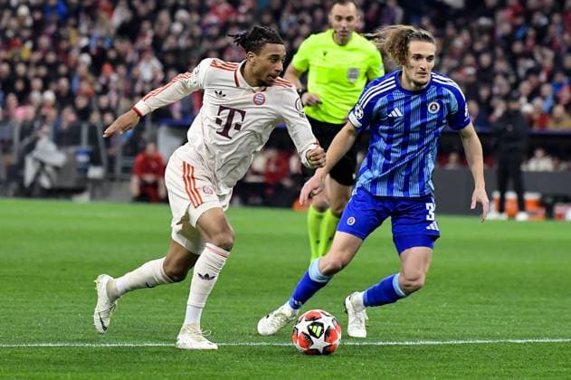 29.01.2025, xemx, Fussball UEFA Champions League, FC Bayern Muenchen - Slovan Bratislava v.l. Sach Boey (FC Bayern Muenchen), Julius Szoeke (Slovan Bratislava) Zweikampf, Aktion, action, battle for the ball (DFL DFB REGULATIONS PROHIBIT ANY USE OF PHOTOGRAPHS as IMAGE SEQUENCES and or QUASI-VIDEO) Muenchen