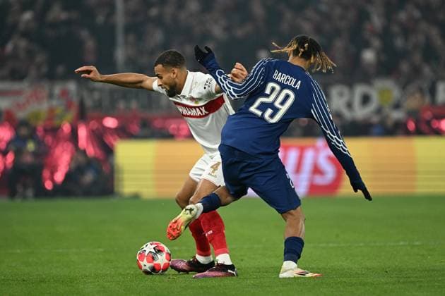 29.01.2025, xjhx, Fussball UEFA Champions League, VfB Stuttgart - Paris St.Germain v.l. Josha Vagnoman (VfB Stuttgart) Bradley Barcola (PSG Paris St.Germain) Zweikampf, Aktion, action, battle for the ball (DFL DFB REGULATIONS PROHIBIT ANY USE OF PHOTOGRAPHS as IMAGE SEQUENCES and or QUASI-VIDEO) Stuttgart
