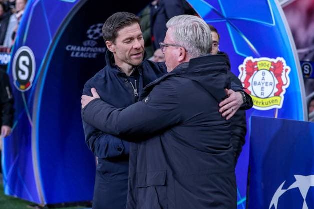 29.01.2025, Fußball, Bayer 04 Leverkusen - AC Sparta Prag, UEFA Champions League, 8. Spieltag, BayArena, Saison 2024 2025: Cheftrainer Xabi Alonso (Bayer 04 Leverkusen Trainer) neben Cheftrainer Lars Friis (Sparta Prag) Nordrhein-Westfalen Deutschland