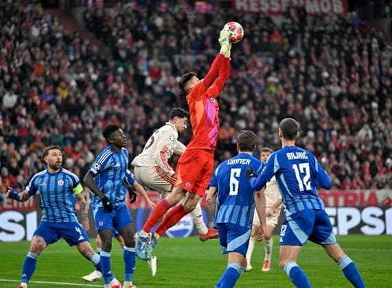 29.01.2025, Fussball UEFA Championsleague 2024 2025: 8.Spieltag, FC Bayern München - Slovan Bratislava, in der Allianz-Arena München. Aleksandar Pavlovic (Bayern München) gegen Torwart Dominik Takac (Slovan Bratislava)