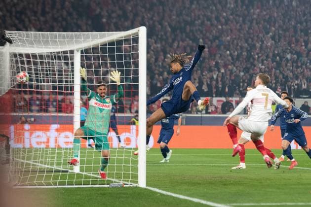 Sport Bilder des Tages Tor zum 0:1 durch Bradley Barcola (Paris Saint-Germain, 29), li. Fabian Bredlow (VfB Stuttgart, 01) GER, VfB Stuttgart vs. Paris Saint-Germain, Fussball, Herren, UEFA Champions League, 8. Spieltag, Spielzeit 2024 2025, 29.01.2025, GER, VfB Stuttgart vs. Paris Saint-Germain, Fussball, Herren, UEFA Champions League, 8. Spieltag, Spielzeit 2024 2025, 29.01.2025 Stuttgart Copyright: xEibner-Pressefoto WolfgangxFrankx EP_WFK