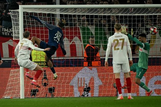 29.01.2025, xjhx, Fussball UEFA Champions League, VfB Stuttgart - Paris St.Germain v.l. Bradley Barcola (PSG Paris St.Germain) Torschuetze, erzielt das Tor, Treffer, scores the goal 0:1 Maximilian Mittelstädt (VfB Stuttgart) Fabian Bredlow (VfB Stuttgart) (DFL DFB REGULATIONS PROHIBIT ANY USE OF PHOTOGRAPHS as IMAGE SEQUENCES and or QUASI-VIDEO) Stuttgart