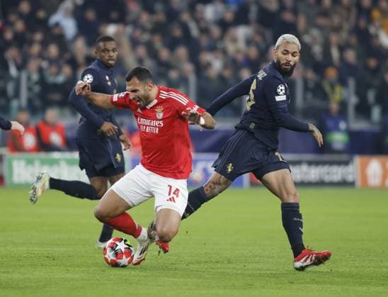 Vangelis Pavlidis of SL Benfica and Douglas Luiz of Juventus FCVangelis Pavlidis of SL Benfica during the Uefa Champions League, 2024 25 season, football match between Juventus FC and Benfica Lisbona on 29 January 2025 at Allianz Stadium, Turin, Italy. Photo Nderim Kaceli  Copyright: xNderimxKaceli IPAxSportx xipa-agency.netx xx IPA_53439102 IPA_Agency_IPA53439102
