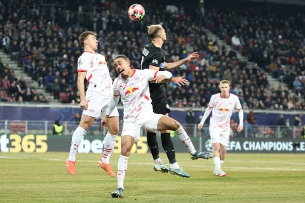 SOCCER - UEFA CL, Sturm vs RB Leipzig KLAGENFURT,AUSTRIA,29.JAN.25 - SOCCER - UEFA Champions League, SK Sturm Graz vs RasenBallsport Leipzig. Image shows Willi Orban, Yussuf Poulsen (RB Leipzig) and Jon Gorenc-Stankovic (Sturm).  GEPAxpictures xChrisxBauer