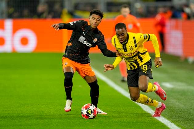 Vinicius Tobias (Shakhtar Donetsk) und Jamie Gittens (Borussia Dortmund) battle for the ball during the UEFA Champions League 2024 25 League Phase MD8 match between Borussia Dortmund and FC Shakhtar Donetsk at Signal Iduna Park on January 29, 2025 in Dortmund, Germany. (Photo by Alex Gottschalk DeFodi Images) Defodi-001_20250129__1327214