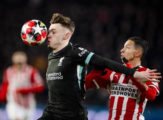 Sport Themen der Woche KW05 Sport Bilder des Tages EINDHOVEN - (l-r) Conor Bradley of Liverpool FC and Mauro Junior of PSV Eindhoven during the UEFA Champions League match between PSV Eindhoven and Liverpool FC at Phillips Stadium on Jan. 29, 2025 in Eindhoven, Netherlands. ANP KOEN VAN WEEL UEFA Champions League 2024 25 League Phase MD8 2024 25 xVIxANPxSportx xxANPxIVx 518654196 originalFilename: 518654196.jpg