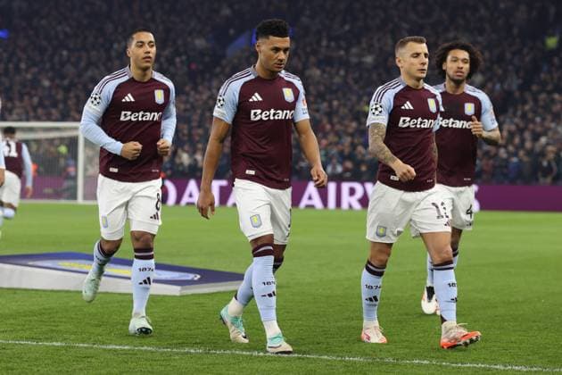 Aston Villa v Celtic FC 29 January 2025, Aston - UEFA Champions League Football - Aston Villa v Celtic - Ollie Watkins and some of his teammates before the match - Photo: Charlotte Wilson Offside. Aston UK Copyright: xCharlottexWilsonx xOffsidexOffside