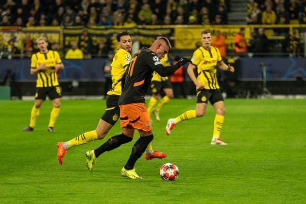 Oleksandr Zubkov (Schachtar Donezk, 11) im Strafraum der dortmunder gegen Ramy Bensebaini (Borussia Dortmund 09, 05), GER BVB Borussia Dortmund 09 vs. Schachtar Donezk, Fussball, Champions League, Spieltag 8, Saison 2024 2025, 29.01.2025 GER BVB Borussia Dortmund 09 vs. Schachtar Donezk, Fussball, Champions League, Spieltag 8, Saison 2024 2025, 29.01.2025 Dortmund Copyright: xEibner-Pressefoto FabianxFriesex EP_FFE