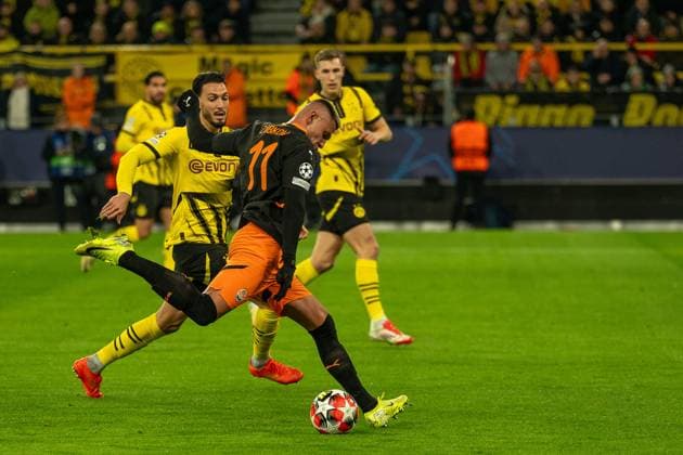 Der erste Torschuss aufs Dortmunder Tor, Oleksandr Zubkov (Schachtar Donezk, 11) vorbei an Ramy Bensebaini (Borussia Dortmund 09, 05), GER BVB Borussia Dortmund 09 vs. Schachtar Donezk, Fussball, Champions League, Spieltag 8, Saison 2024 2025, 29.01.2025 GER BVB Borussia Dortmund 09 vs. Schachtar Donezk, Fussball, Champions League, Spieltag 8, Saison 2024 2025, 29.01.2025 Dortmund Copyright: xEibner-Pressefoto FabianxFriesex EP_FFE