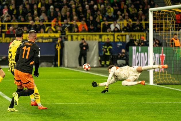 Gregor Kobel (Borussia Dortmund 09, 01) pariert den Torschuss von Oleksandr Zubkov (Schachtar Donezk, 11), GER BVB Borussia Dortmund 09 vs. Schachtar Donezk, Fussball, Champions League, Spieltag 8, Saison 2024 2025, 29.01.2025 GER BVB Borussia Dortmund 09 vs. Schachtar Donezk, Fussball, Champions League, Spieltag 8, Saison 2024 2025, 29.01.2025 Dortmund Copyright: xEibner-Pressefoto FabianxFriesex EP_FFE