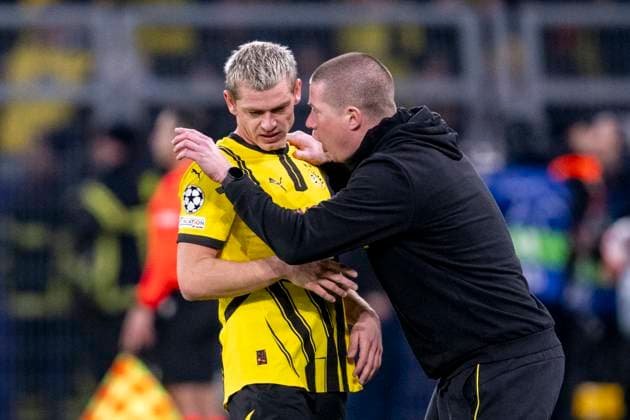 29.01.2025, Borussia Dortmund - Schachtar Donezk, UEFA Champions League, 8. Spieltag: Dortmunds Trainer Mike Tullberg (r) gibt Dortmunds Julian Ryerson Anweisungen. WICHTIGER HINWEIS: Gemäß den Vorgaben der UEFA ist es untersagt, in dem Stadion und oder vom Spiel angefertigte Fotoaufnahmen in Form von Sequenzbildern und oder videoähnlichen Fotostrecken zu verwerten bzw. verwerten zu lassen. Copyright: xDavidxInderliedx