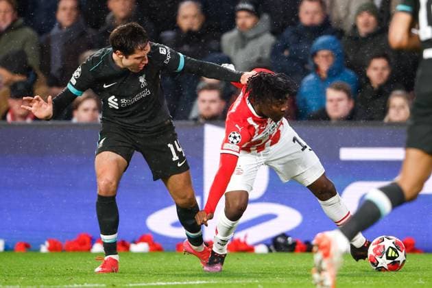 2025-01-29 PSV Eindhoven v Liverpool FC - UEFA Champions League 2024 25 League Phase MD8 EINDHOVEN, NETHERLANDS - JANUARY 29: Federico Chiesa of Liverpool FC battles for possession with Johan Bakayoko of PSV during the UEFA Champions League 2024 25 League Phase MD8 match between PSV Eindhoven and Liverpool FC at PSV Stadion on January 29, 2025 in Eindhoven, Netherlands. Eindhoven PSV Stadion Netherlands Content not available for redistribution in The Netherlands directly or indirectly through any third parties. Copyright: xBroerxvanxdenxBoomx