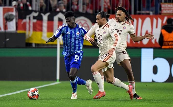29.01.2025, xemx, Fussball UEFA Champions League, FC Bayern Muenchen - Slovan Bratislava v.l. Sharani Zuberu (Slovan Bratislava), Leroy Sane (FC Bayern Muenchen), Sach Boey (FC Bayern Muenchen) Zweikampf, Aktion, action, battle for the ball (DFL DFB REGULATIONS PROHIBIT ANY USE OF PHOTOGRAPHS as IMAGE SEQUENCES and or QUASI-VIDEO) Muenchen