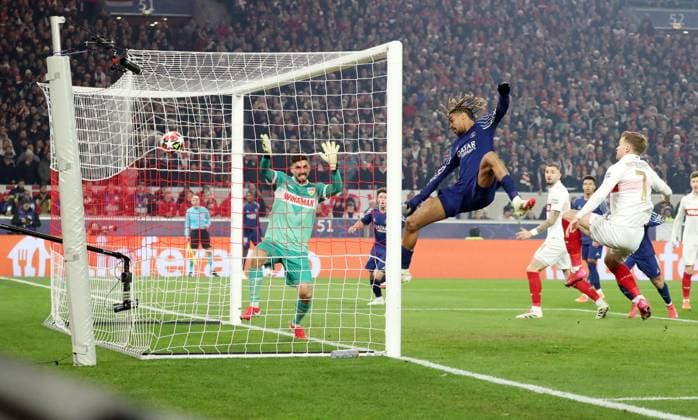 29.01.25 VfB Stuttgart - Paris St. Germain Deutschland, Stuttgart, 29.01.2025, Fussball, UEFA Champions League, VfB Stuttgart - Paris St. Germain: v.l. Fabian Bredlow (VfB Stuttgart), Bradley Barcola (Paris St. Germain); Tor 0:1 Barcola.