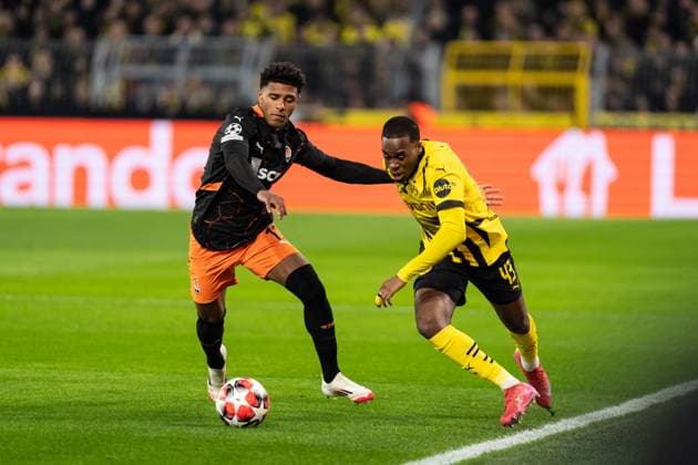 GER, UEFA Champions League, 8. Spieltag - Borussia Dortmund vs FC Shakhtar Donetsk 29.01.2025, Signal Iduna Park, Dortmund, GER, UEFA Champions League, 8. Spieltag - Borussia Dortmund vs FC Shakhtar Donetsk Im Bild: Zweikampf zwischen Jamie Gittens (Borussia Dortmund, 43) und Vinicius Tobias Tobias (FC Shakhtar Donetsk, 17)
