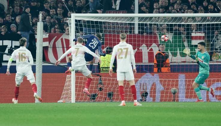 29.01.25 VfB Stuttgart - Paris St. Germain Deutschland, Stuttgart, 29.01.2025, Fussball, UEFA Champions League, VfB Stuttgart - Paris St. Germain: v.l. Bradley Barcola (Paris St. Germain), Fabian Bredlow (VfB Stuttgart); Tor 0:1 Barcola.