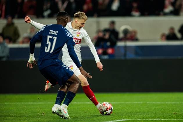 UEFA Champions League: VfB Stuttgart - FC Paris Saint-Germain; 29.01.2025 Zweikampf Willian Pacho (FC Paris Saint-Germain, 51), Chris Führich (VfB Stuttgart, 27) UEFA Champions League: VfB Stuttgart - FC Paris Saint-Germain; Stuttgart, Arena Stuttgart am 29.01.2025 Copyright: xBEAUTIFULxSPORTS Wunderlx